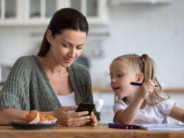 mothers smartphones mobile games report