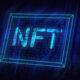 Neon ışıklı siyah bir arka plan üzerinde bir NFT tokeni görüntüsü