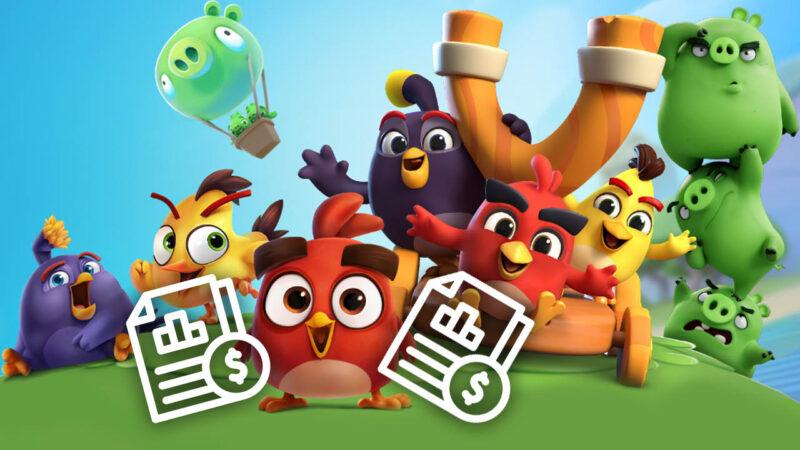 Renkli bir tepede kameraya poz veren Angry Birds karakterleri