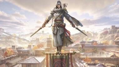 Assassin's Creed Codename Jade'in ana karakteri suikastçı bıçaklarıyla tehditkar bir şekilde poz veriyor