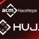 Kırmızı arka plan üzerinde ACM Hacettepe ve HUJAM logoları